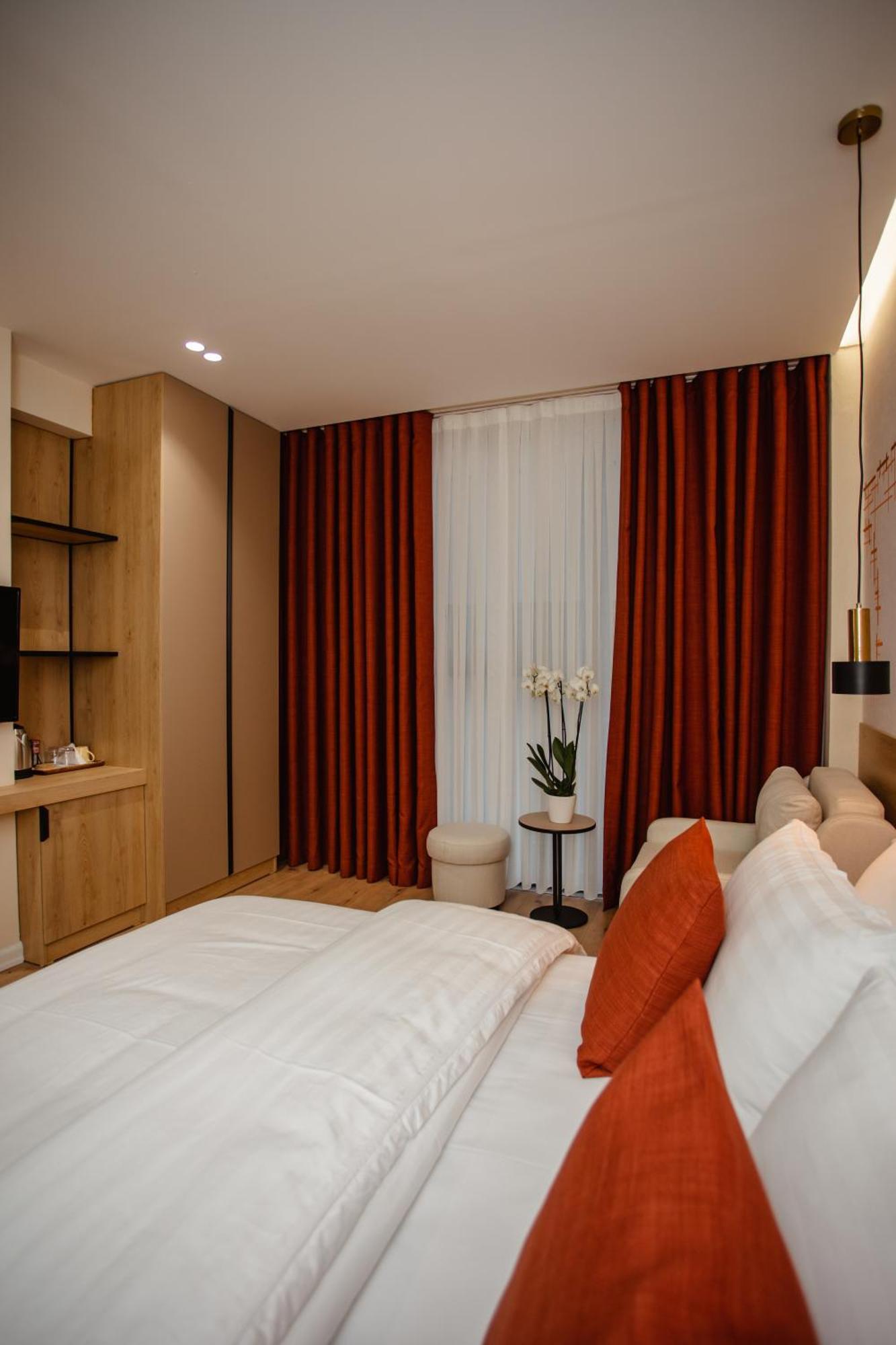 Oro Hotel 3*